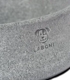 Chien à poils longs savourant son repas dans une gamelle design LABONI.
