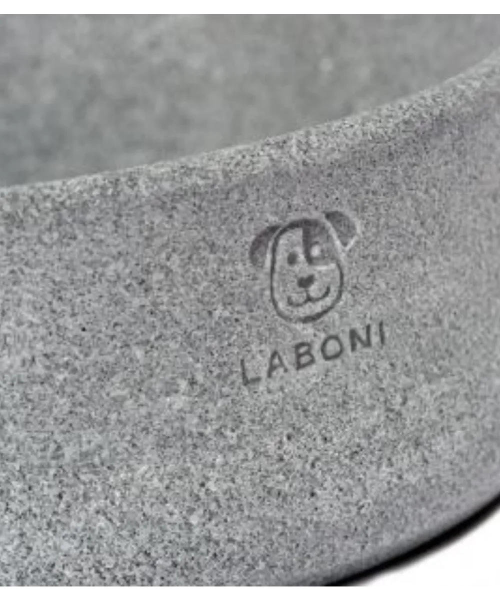 Chien à poils longs savourant son repas dans une gamelle design LABONI.