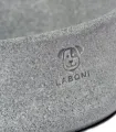 Chien à poils longs savourant son repas dans une gamelle design LABONI.