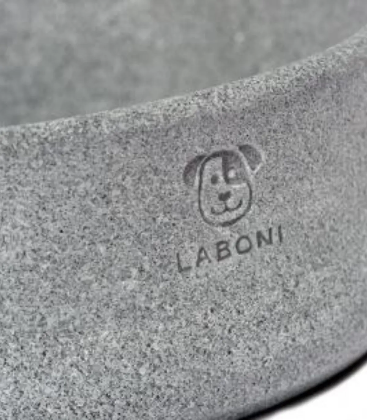 Chien à poils longs savourant son repas dans une gamelle design LABONI.