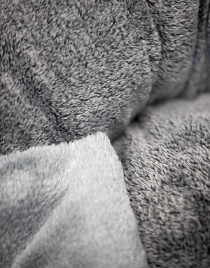 Zoom sur la texture du coussin rond pour chien - tissu peluche gris bleu ultra doux