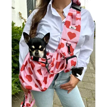 Vue portée du sac bandoulière Amore – Chien confortablement installé