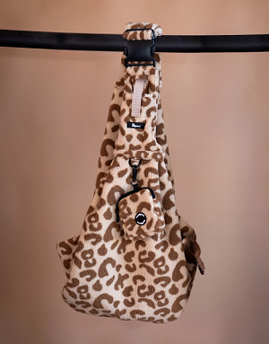 Photo sac suspendu : Sac Teddy Léopard vu de face suspendu avec poche assortie