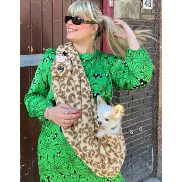 Photo femme robe verte : Promenade chic avec le sac Teddy Léopard et un chien blanc