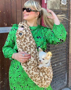 Photo femme robe verte : Promenade chic avec le sac Teddy Léopard et un chien blanc