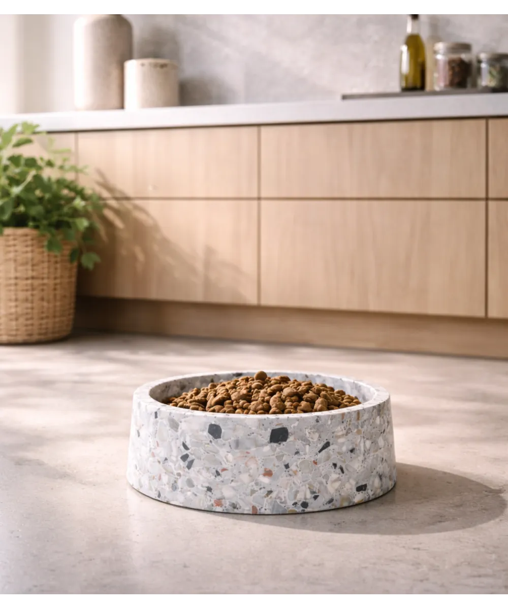 Gamelle Terrazzo remplie de croquettes dans un intérieur aux tons naturels