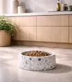 Gamelle Terrazzo remplie de croquettes dans un intérieur aux tons naturels