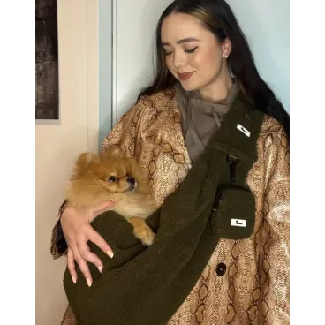 Sac teddy kaki porté - confort et style pour les petits chiens