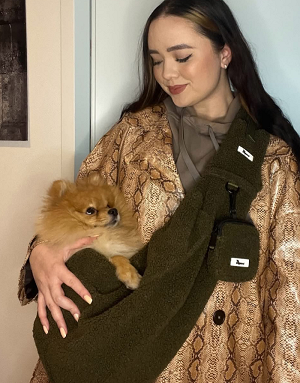 Sac teddy kaki porté - confort et style pour les petits chiens