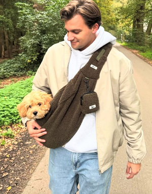 Homme avec sac teddy kaki - Transport stylé pour chien en balade