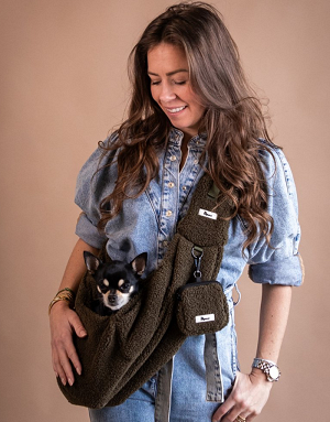Femme avec sac pour chien Teddy Kaki - version peluche chic et urbaine