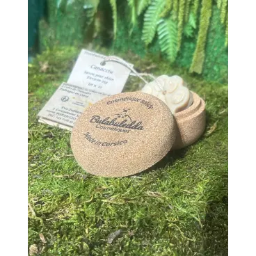 Vue produit sur herbe – coffret Canacciu artisanal corse