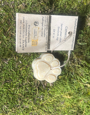 Écrin doré pour chien ouvert avec savon Canacciu visible – artisanat corse