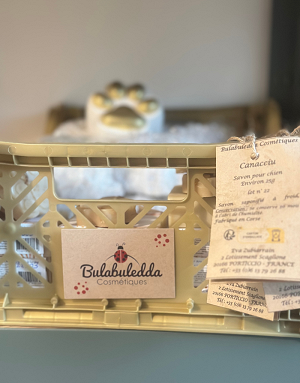 Détail du coffret avec étiquette Bulabuledda – collaboration corse artisanale