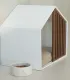 Gamelle en marbre blanc dans un intérieur contemporain.