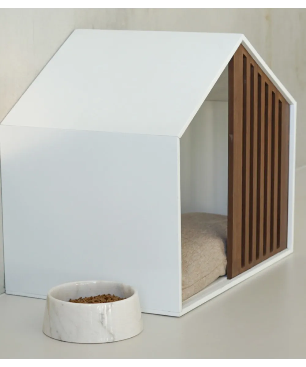 Gamelle en marbre blanc dans un intérieur contemporain.