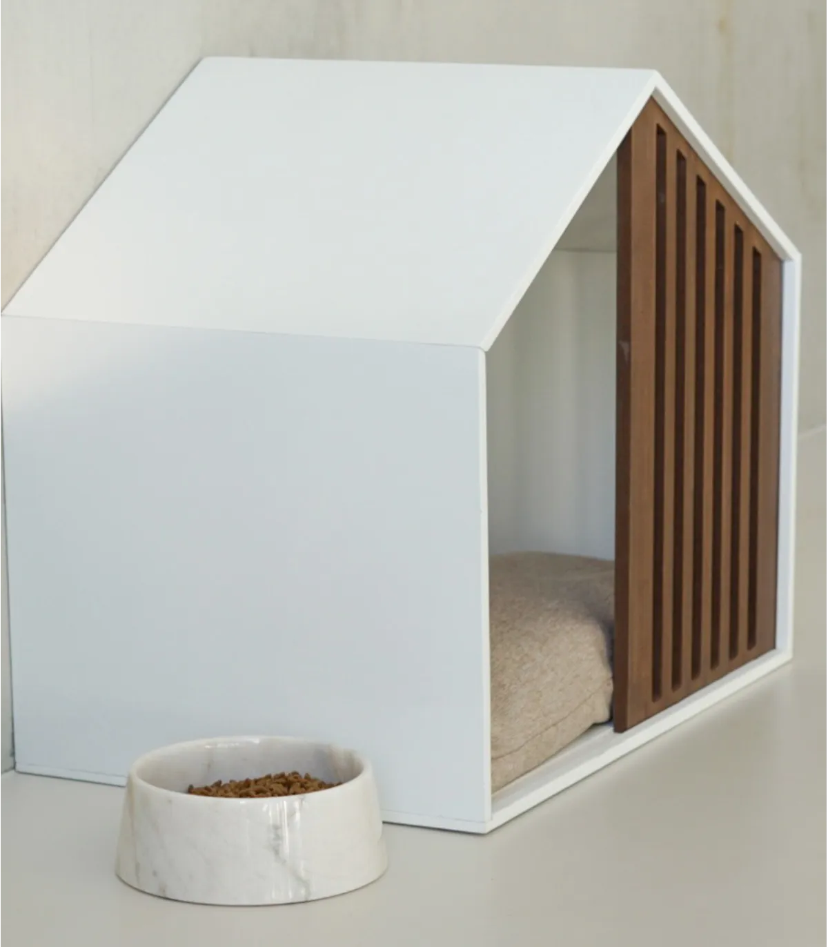 Gamelle en marbre blanc dans un intérieur contemporain.