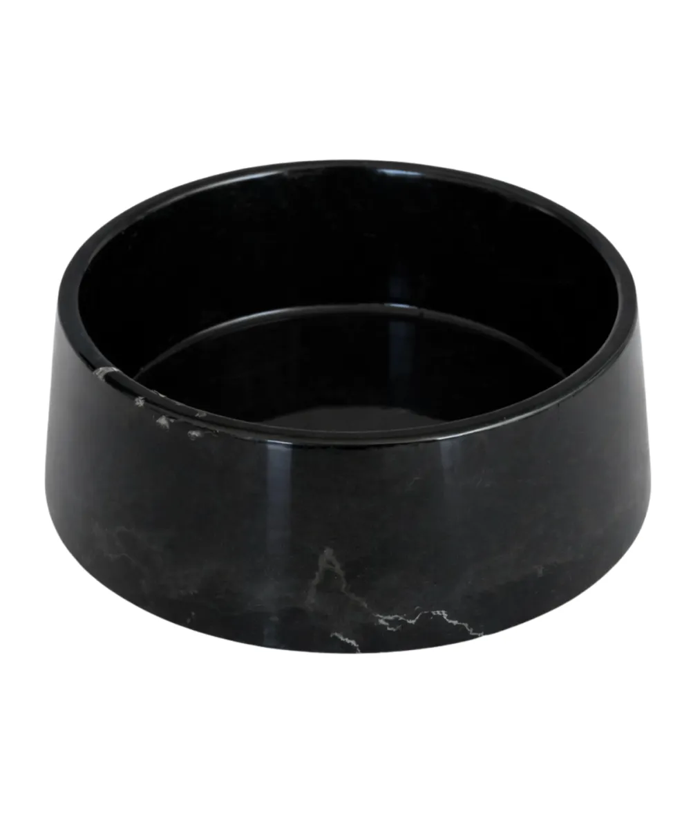 Gamelle en marbre noir pour chien et chat sur fond blanc.
