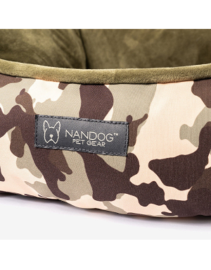 Détail logo Nandog velours kaki camouflage du panier pour chien