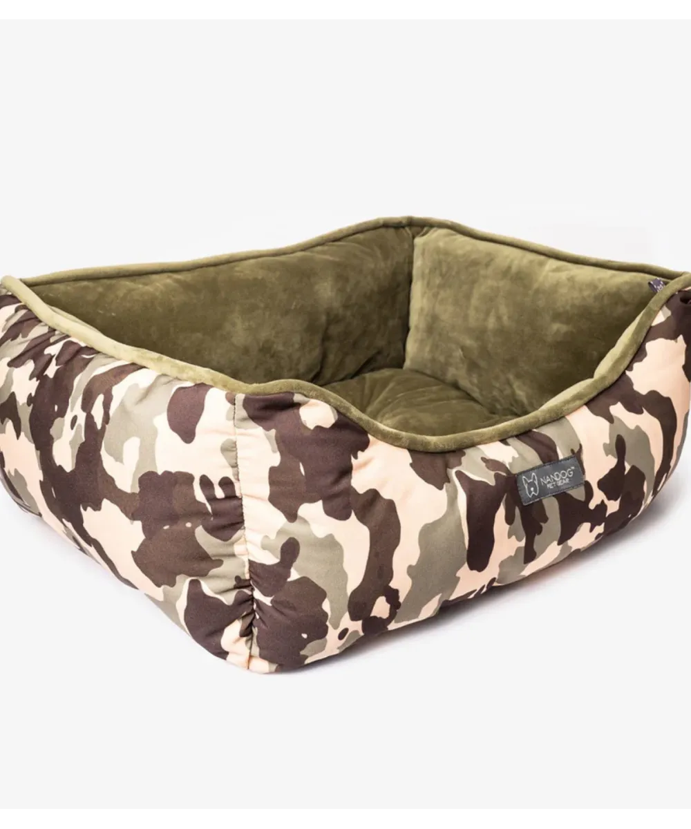 Couchage pour chien camouflage avec intérieur velours kaki.