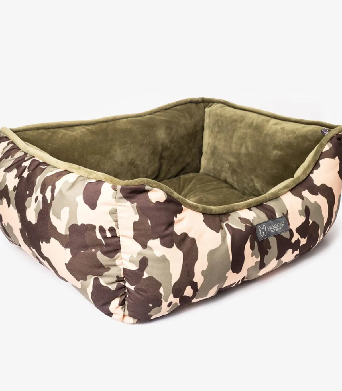 Couchage pour chien camouflage avec intérieur velours kaki.