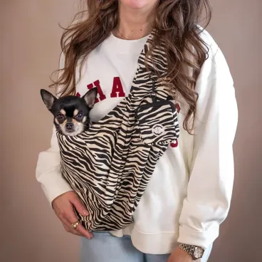 Sac bandoulière pour chien motif zébre porté à l'épaule
