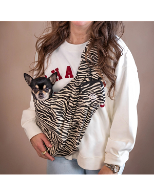 Sac bandoulière pour chien motif zébre porté à l'épaule