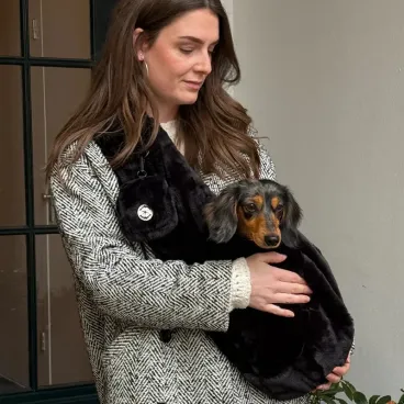Poches pratiques intégrées au sac de transport pour chien noir duveteux