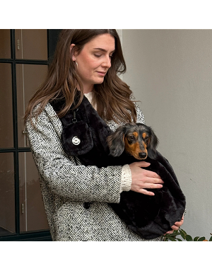 Poches pratiques intégrées au sac de transport pour chien noir duveteux