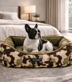 Petit chien dans un panier réversible camouflage kaki