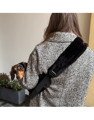 Bandoulière réglable et rembourrée du sac de transport pour chien noir duveteux