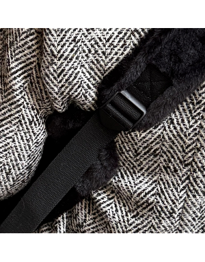 Sac de transport pour chien noir au design élégant et intemporel porté en ville