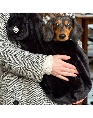 Détail du tissu peluche dense et douce du sac de transport pour chien