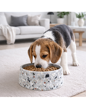 Chien utilisant une gamelle en pierre naturelle Terrazzo - saine et stable
