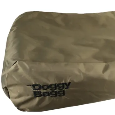 Coussin design Doggy Bagg pour chien et chat – scène intérieure chic