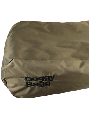 Coussin design Doggy Bagg pour chien et chat – scène intérieure chic