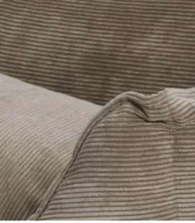 Détail couture et texture du panier en velours côtelé beige.