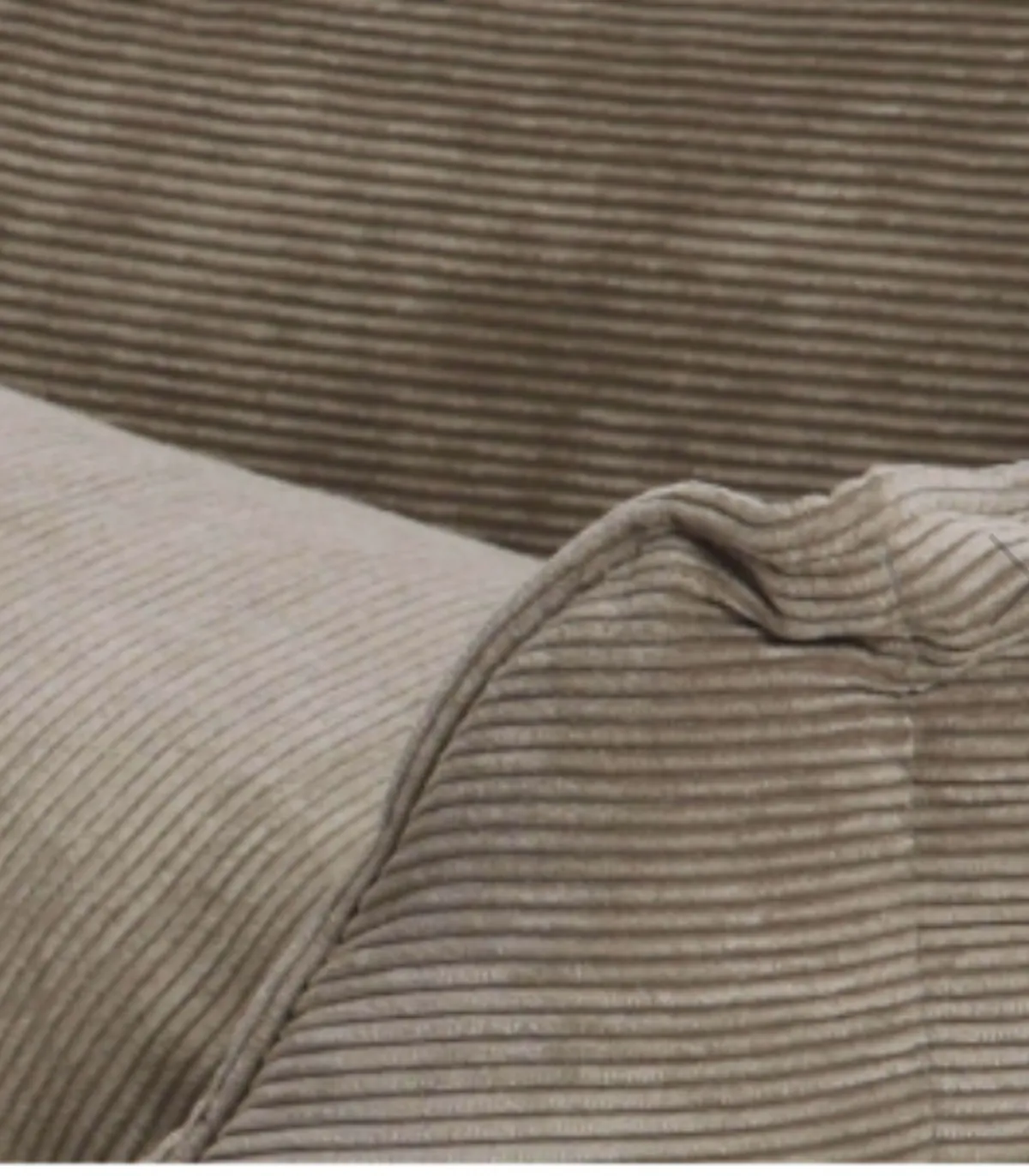 Détail couture et texture du panier en velours côtelé beige.