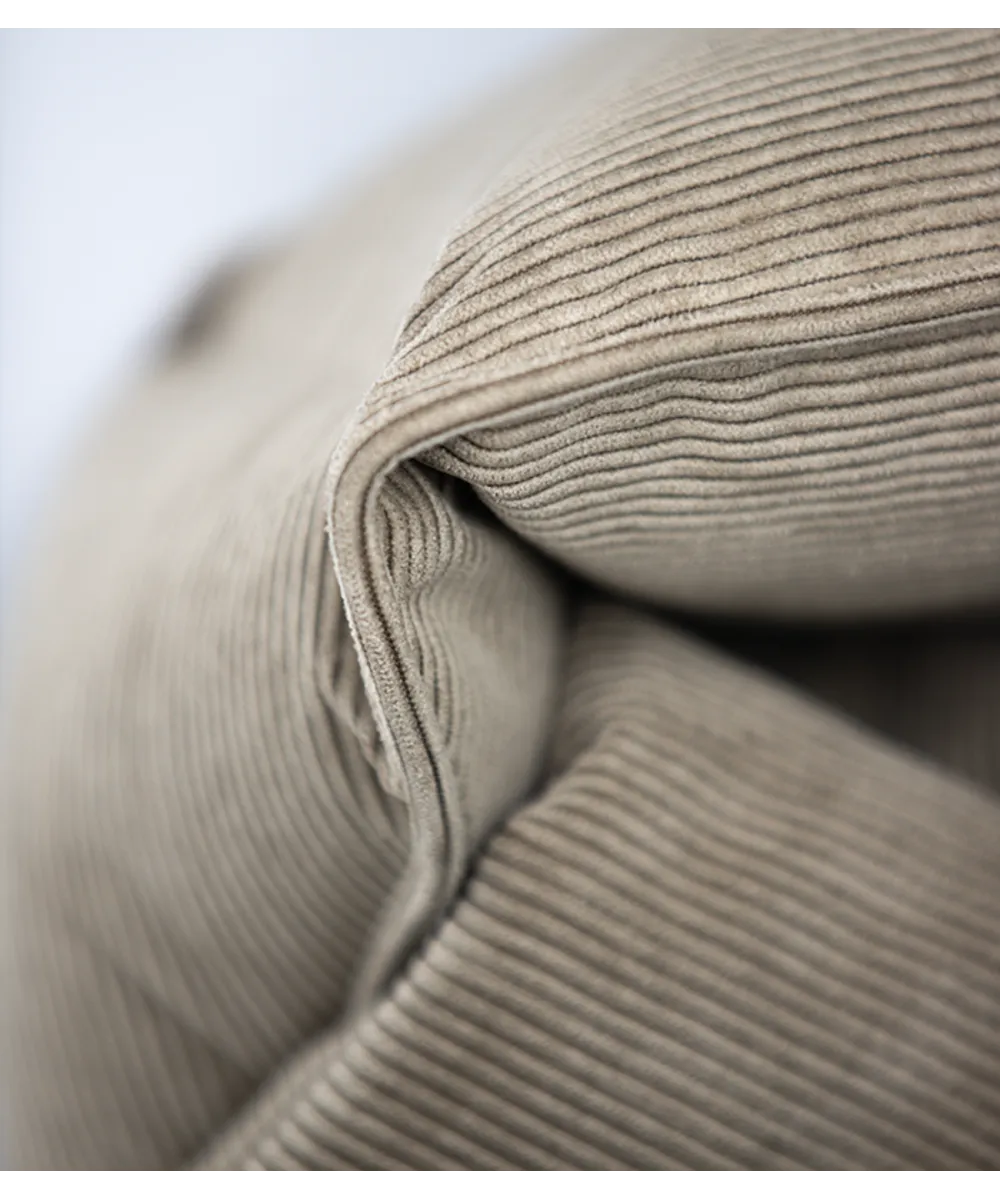 Détail du velours côtelé beige du panier pour chien.