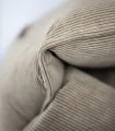 Détail du velours côtelé beige du panier pour chien.