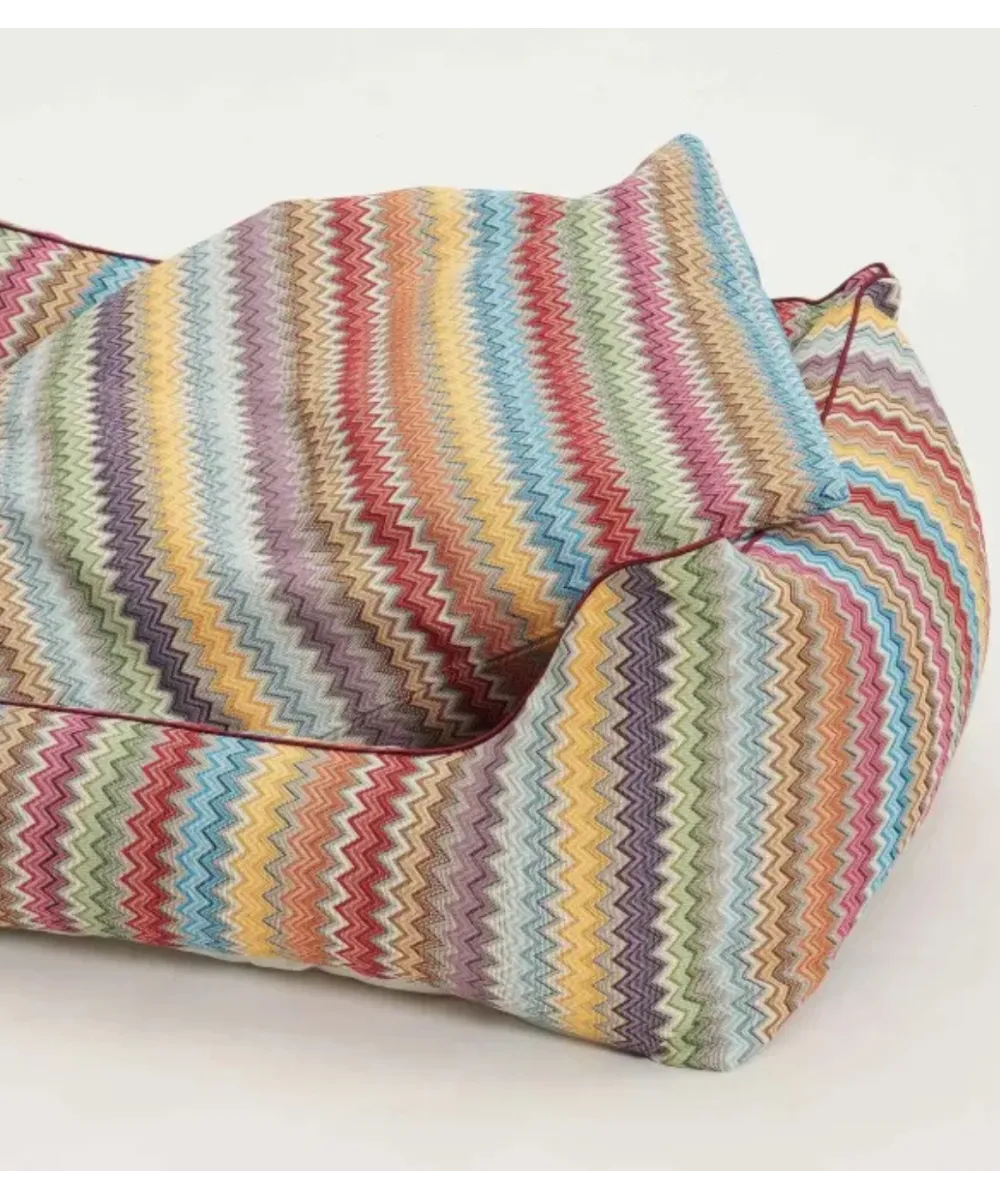 Couchage pour chien ZigZag multicolore – vue de face.