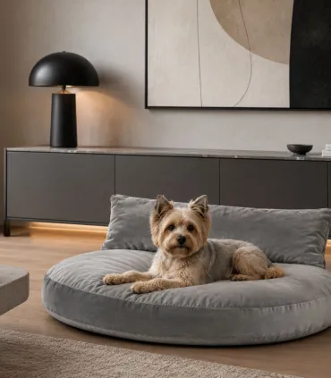 petit chien couché dans le lit Luna grey de Laboni