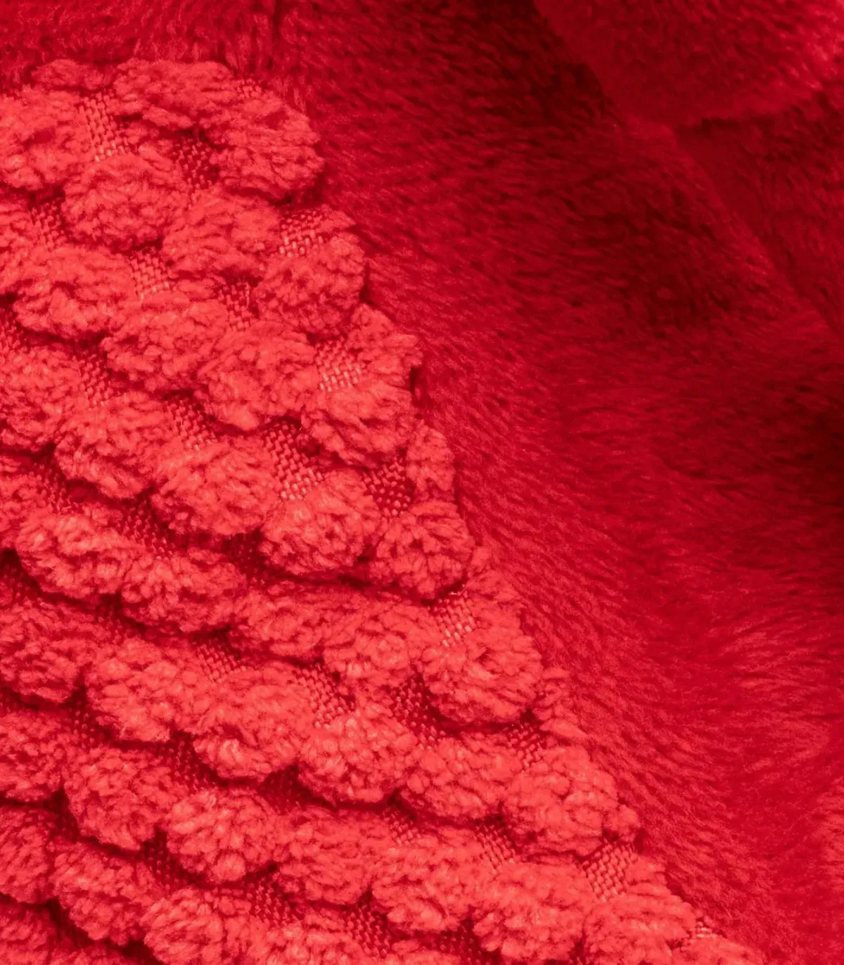 Gros plan sur le tissu peluche rouge texturé de la peluche homard pour chien