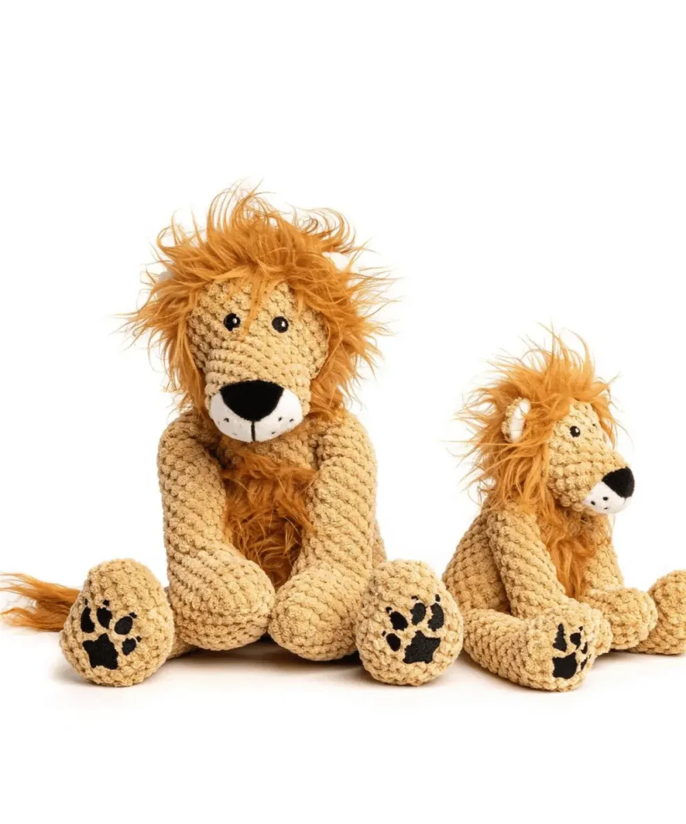 Peluche lion pour chien et son petit frère, assis sur fond blanc