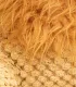 Gros plan sur la crinière orange et le tricot gaufré de la peluche lion