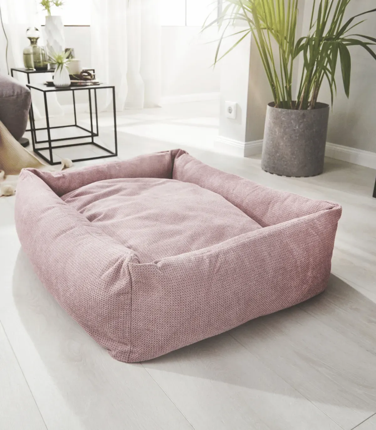 Lit pour chien design Tudor rose à bords rembourrés dans un intérieur moderne, Bella Concept Store Dog