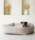 Petit chien installé dans un lit pour chien Bellagio beige, décor de fleurs séchées