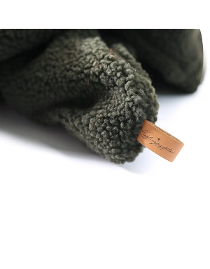 Détail de la finition du tissu et de la marque en cuir  de la gigoteuse Cocoon pour chien