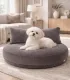 Coussin chien design Oxford Stone dans un intérieur contemporain