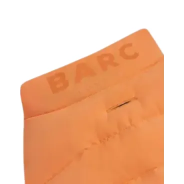 zoom sur le col de la doudoune orange logo marque Barc London